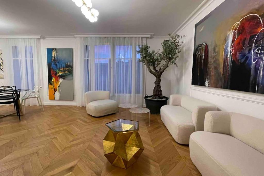 Appartement Chanel Avenue Montaigne & Elysees 4 Guests Parijs