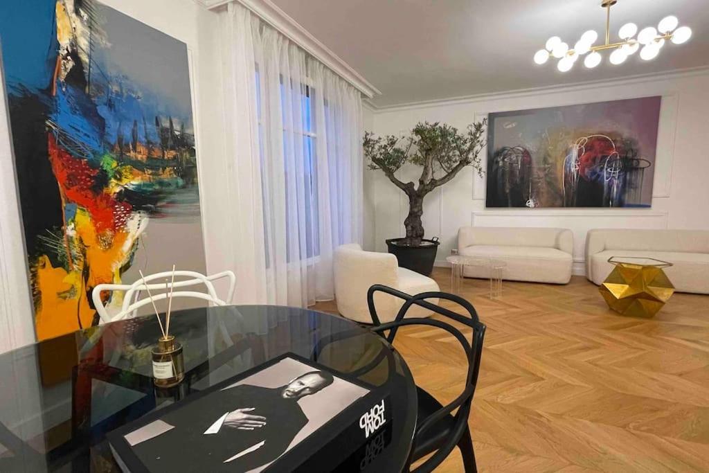 Chanel Avenue Montaigne & Elysees 4 Guests Appartement