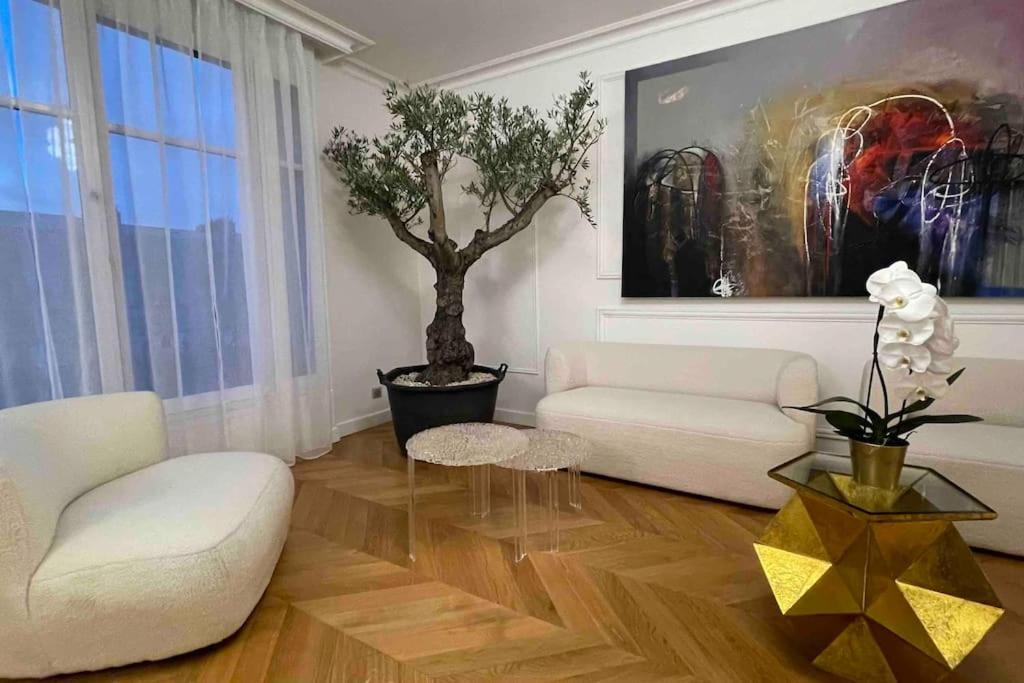 Chanel Avenue Montaigne & Elysees 4 Guests *