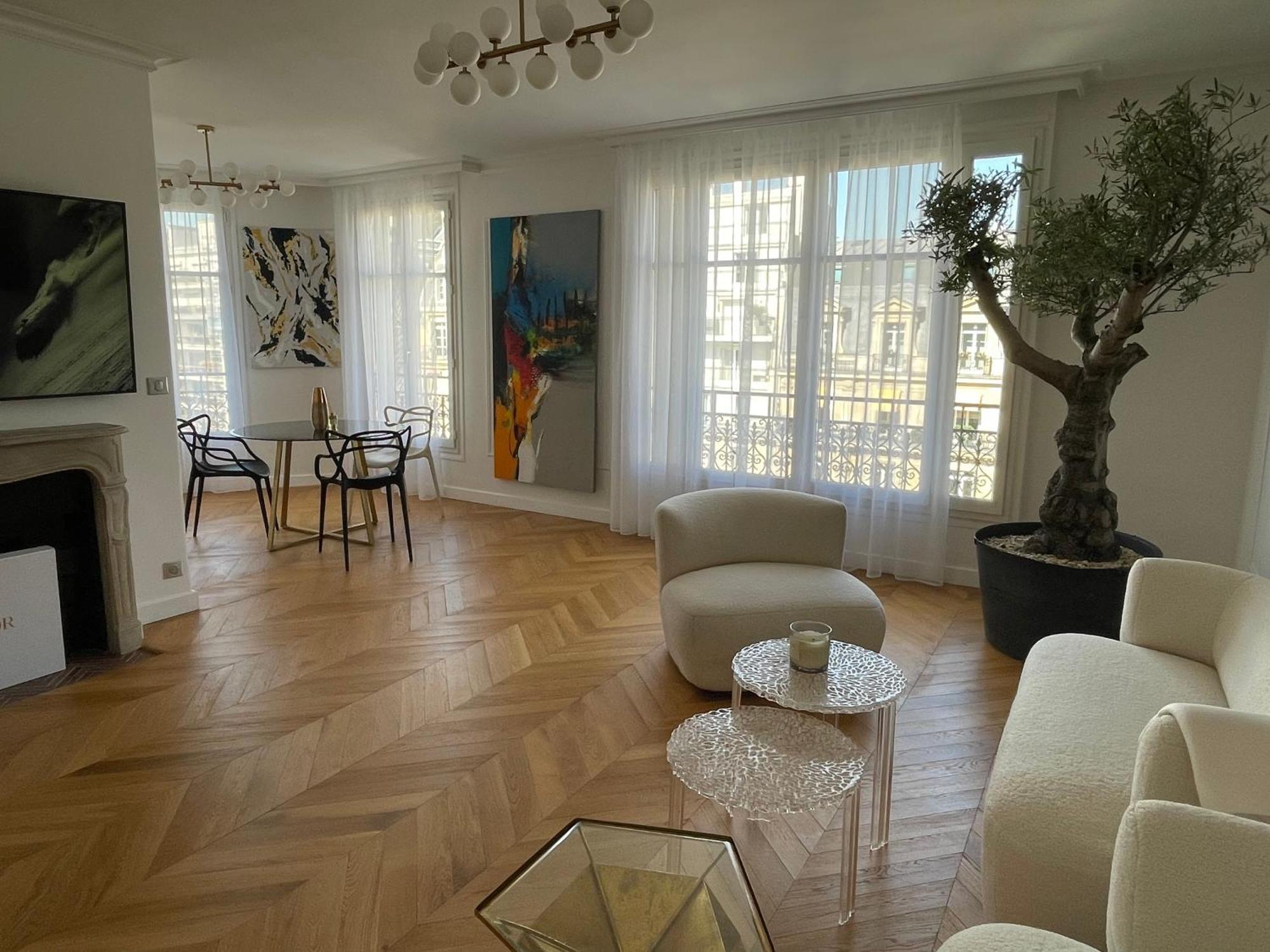 Chanel Avenue Montaigne & Elysees 4 Guests * Parijs